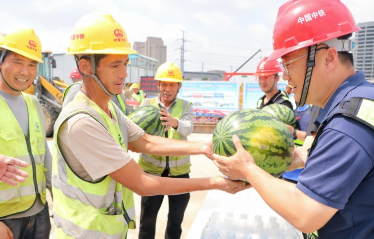 高温酷暑送清凉 关心关爱农民工